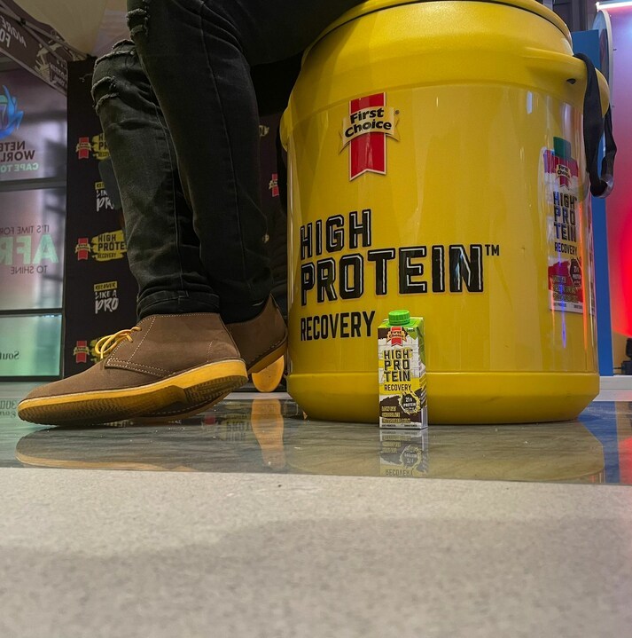 Let's give a huge shoutout to @Veldskoenshoes for sponsoring these ultra-comfy shoes, keeping our reps feeling fresh and invigorated at #NWC2023! 💪🏻💪🏽💪🏿 #RecoveryMilk #PushPastPossible #RecoverLikeaPro 

HPR: Official Hydration & Recovery Supplier of Netball World Cup 2023