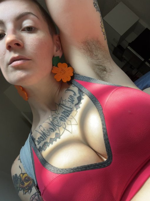 Gosh, I&rsquo;ve been getting so sweaty working on my new space 🥵 Smells good tho https://t.co/H0jXkcgMwb<a href="/tag/mvsales"class="tags"><span>#mvsales</span></a>