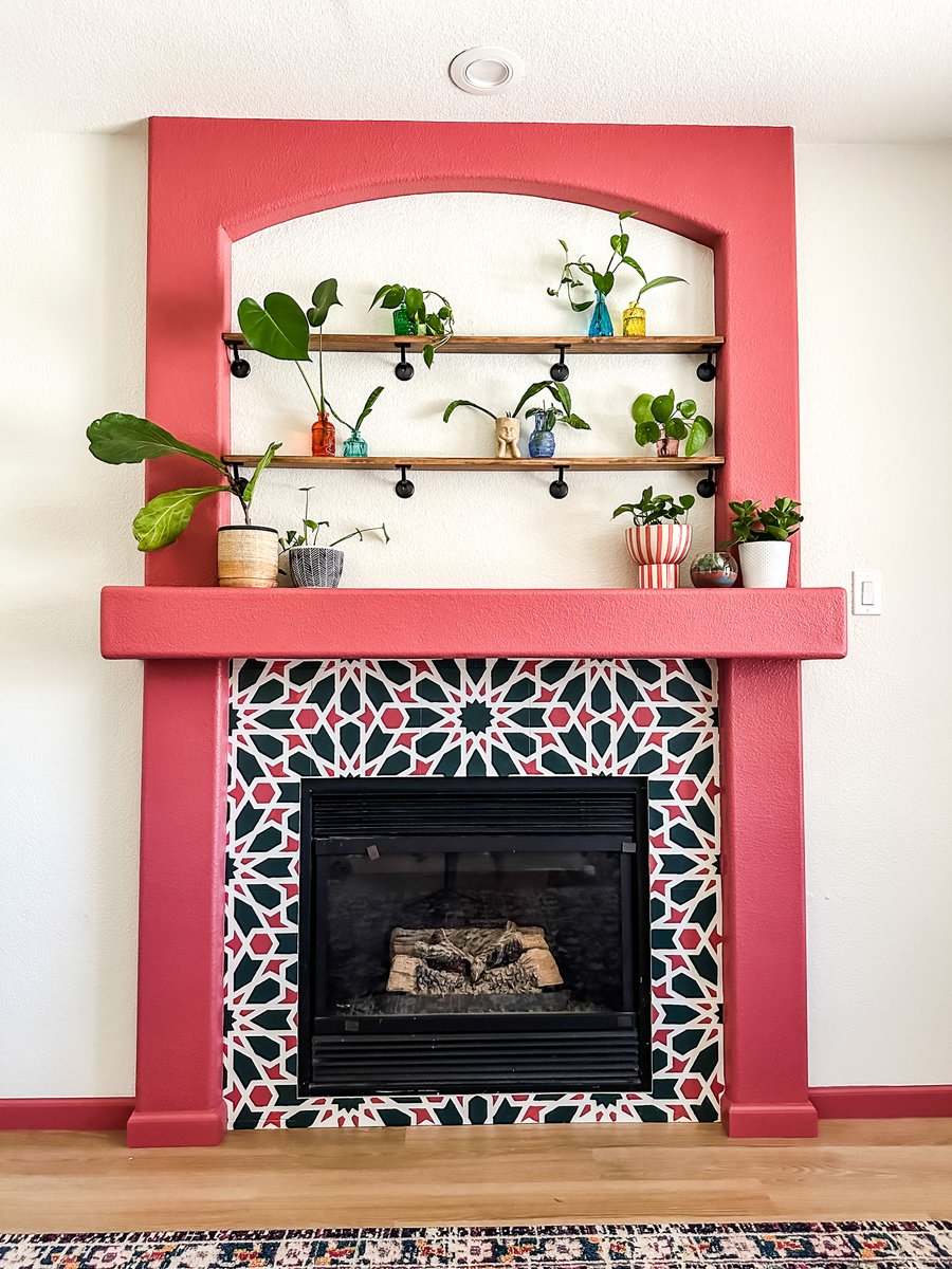 stoneharborhdw's tweet image. Get inspired by the incredible Kera of Haute House Love!

She recently utilized some of our handrail brackets to create stylish wall shelving above her fireplace!

Follow her on IG here: instagram.com/hautehouselove/

#stoneharborhardware #outfityourhome #handrailbracket
