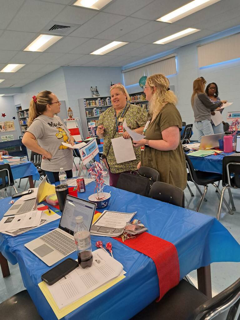 SchmidtSailors's tweet photo. Teachers sharing math knowledge at our PSD @HillsboroughSch https://t.co/mHq1UyJv1H