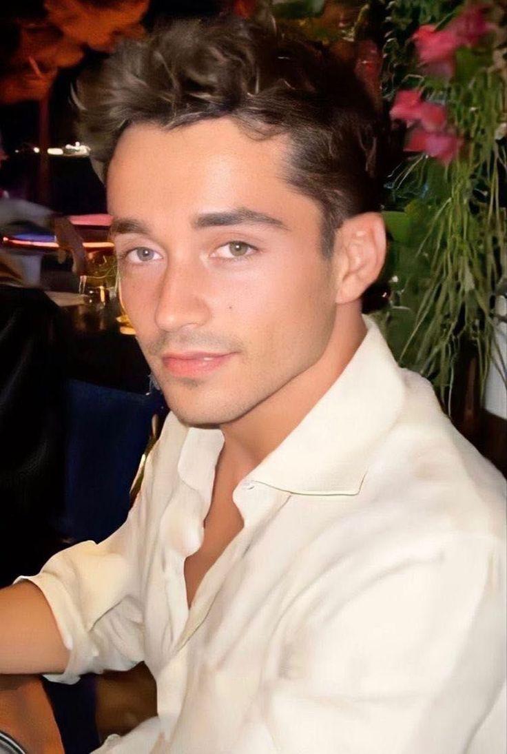 𝗙𝗜𝗖𝗛𝗔 :
Personagen: Marcel Galliard.
Idade: 30.
Profissão: Polícia (fbi) 
Sexualidade: bissexual.
User: <a href="/Wereolfboy/">Marcy G Rall.</a>