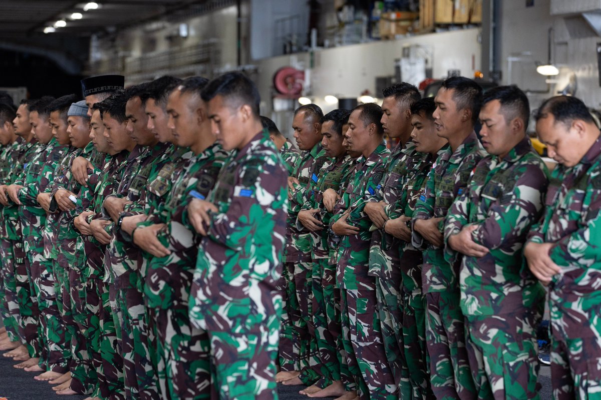 🇮🇩🇦🇺

Sub-Lieutenant Thein Win leads Indonesian Marines in a congregational prayer on HMAS Adelaide (L01)

#TalismanSabre23 #TS23

📸Australian DoD / ABIS Rikki-Lea Phillips