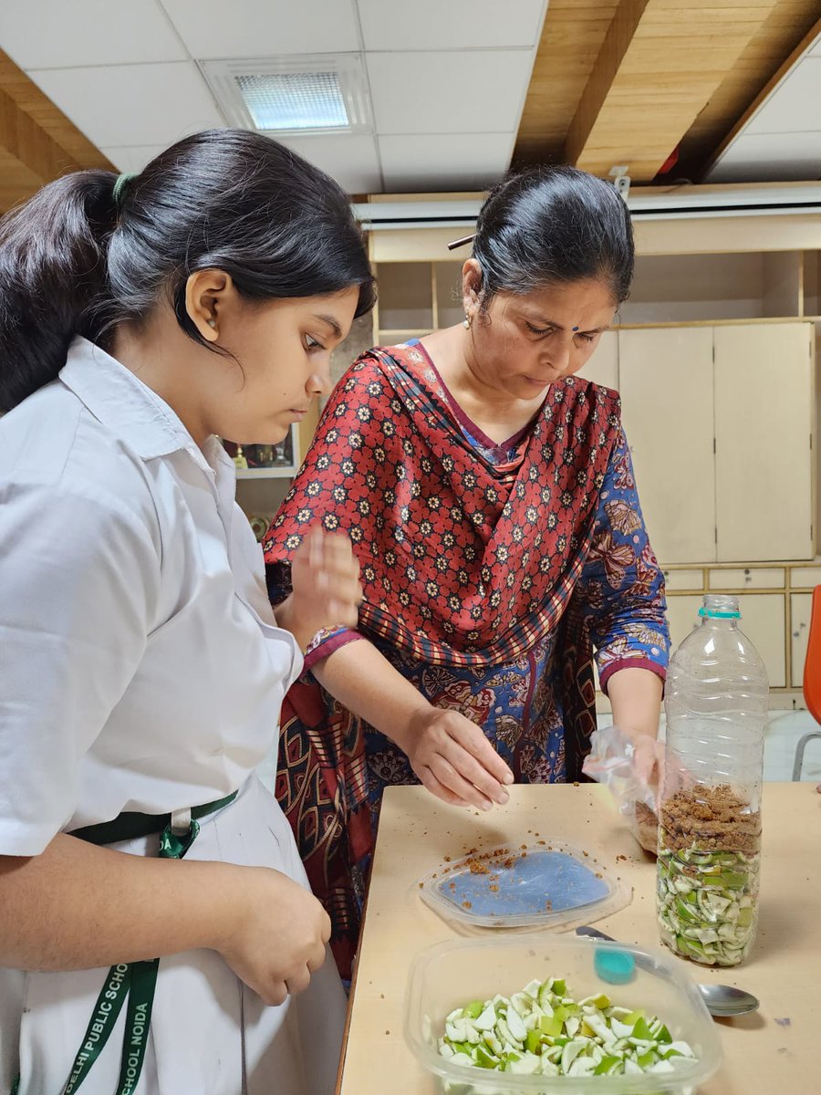 givemetrees's tweet photo. Workshop on #SustainableLiving and #bioenzyme for the students of Eco Club of Delhi Public School in Sector 30, #Noida. 

Around 70 students from classes 11th and 12th along with the teachers, attended the Bio-enzyme making session conducted by Mr. Vineet Vohra. https://t.co/yD06eYqB9e