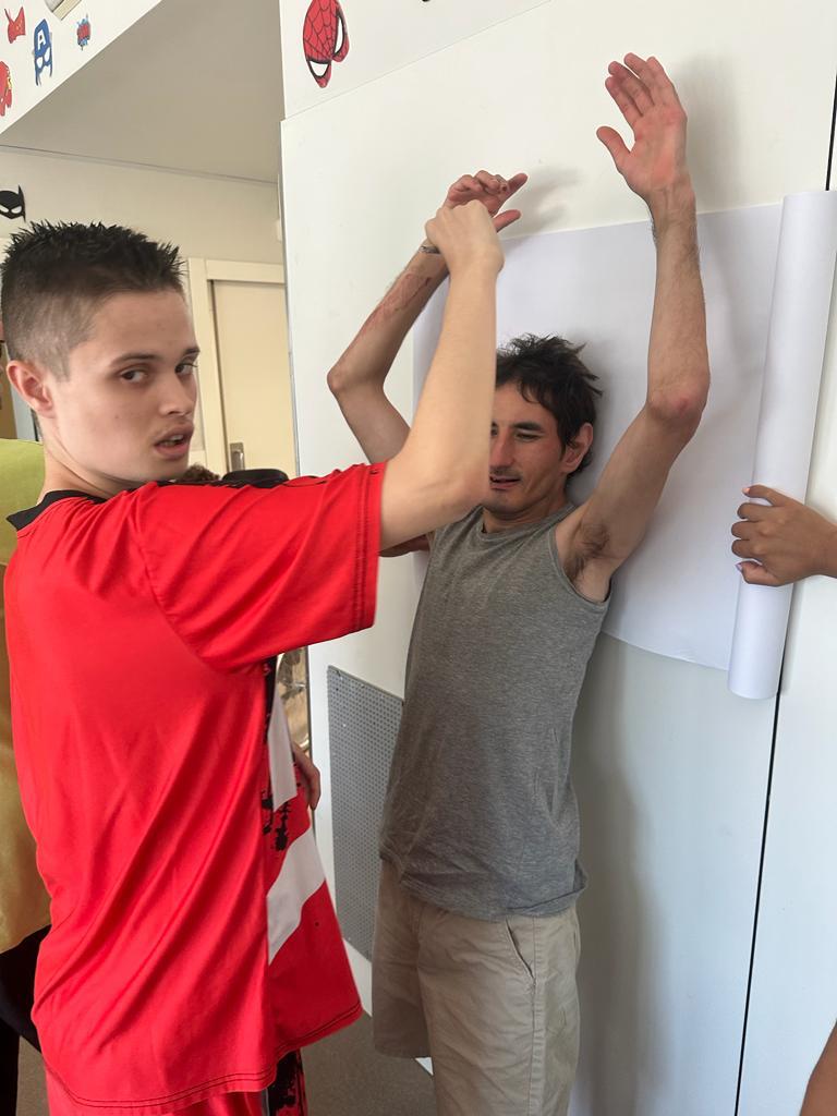 FAtendis's tweet image. No és una "manos arriba" del David a l'Andreu,  sinó el principi d'un Mural enorme que preparem al Centre de dia l'Aplec sobre "Què és el que més ens agrada de l'estiu". En breu... el resultat final👀😄  Gràcies @hpespana   per tot el material ❤️ 
 #hpespana