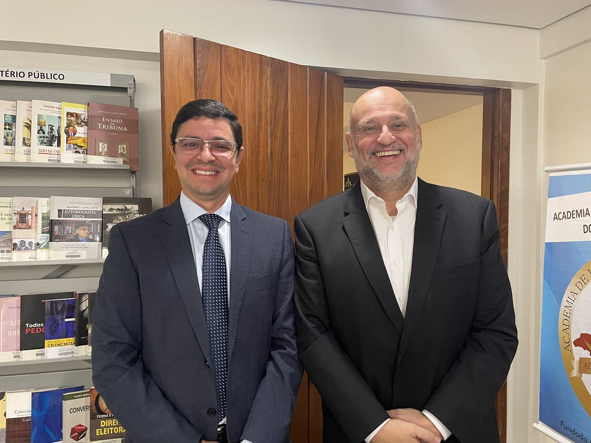 ReneedoOSouza1's tweet image. No Seminário Juridico realizado pela Associação Mineira do MP tive a alegria de encontrar o professor @clovisdebarros .

Palestra que deveria emoldurada e reexibida semanalmente para todos. Um show!

#ammp 
#mpmg