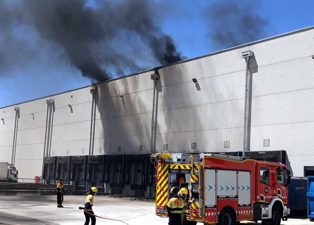manelgomezgarci's tweet photo. Algú pot explicar això @joanignasielena @gencat @perearagones @bomberscat AOF (AUXILIAR D’OFICI FORESTAL) a un incendi d’indústria i sense EPIS? Això ho fa un ADF o PC i us tireu a la jugular oi @oriolmontero? https://t.co/7HmTyp1Fqf