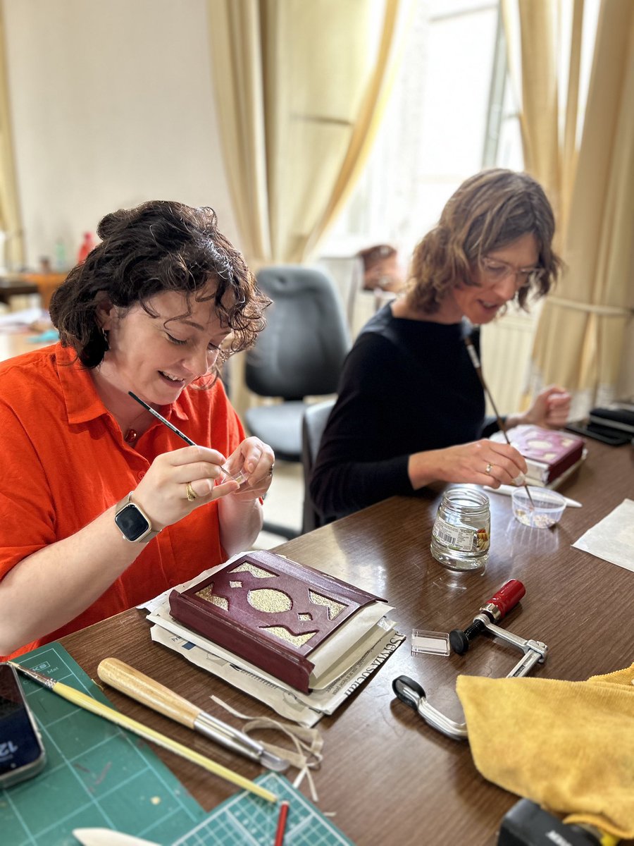 iamkristinesr's tweet photo. @IconBook_Paper @ICRI__ @BodCons @conservators Week 3’s a wrap 📚
14 Ottoman-style bindings, made in just five days!
Today was about decoration with shell gold and shocking pink fly leaves… Oh, and class photos with our models of course!
Just one more week to go for #MonteProject2023
#OttomanBinding #HistoryoftheBook https://t.co/pukCgHO2BE