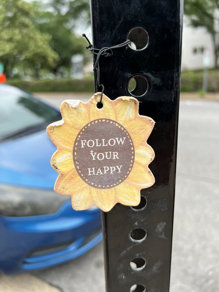 BradOxnam's tweet photo. Saw this on my walk into my “day job.”
No idea who left this, but thank you.
#reminders #affirmations #followyourhappy https://t.co/dljM4W2sBJ