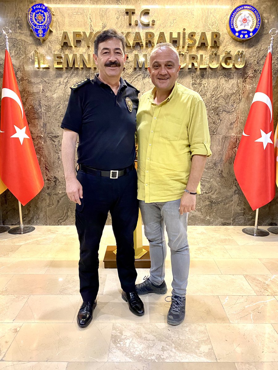 atagunduzkursun's tweet photo. 3 yıl 7 aydır Afyonkarahisar’da görev yapan İl Emniyet Müdürü, kıymetli abim Ali Temiz’e veda ziyaretinde bulundum.

Hem teşkilat mensupları hem de bizler için bir müdürden çok “ağabey ve baba” gibiydi…

Biz sizi çok sevdik ve razıydık.

Allah yolunuzu ve bahtınızı açık etsin.🤲 https://t.co/4Vyfezk9vJ