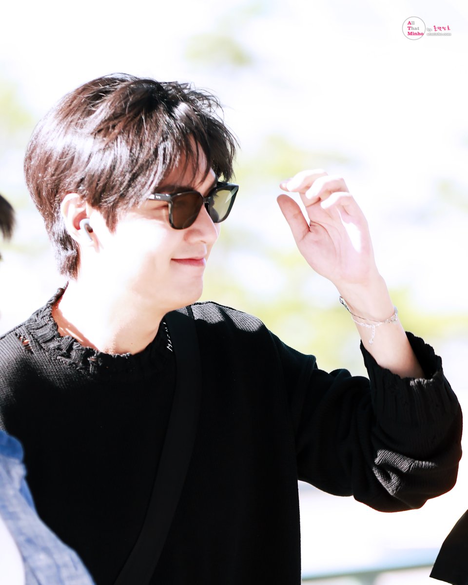 2023.08.04. 인천공항
#이민호 #leeminho #올댓민호
머리도 살랑살랑