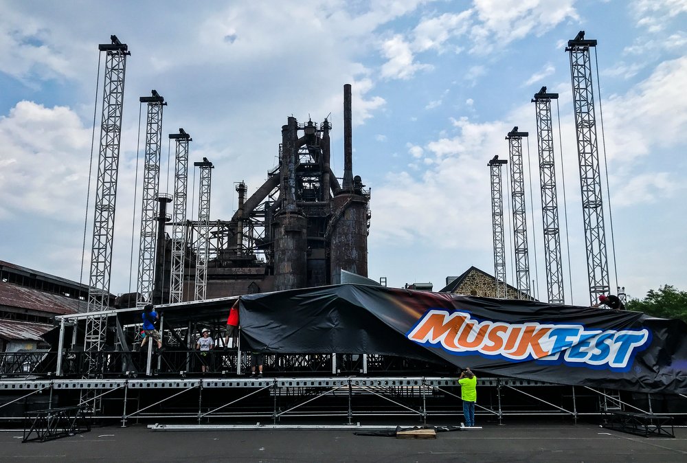 SaedHindash's tweet image. A photographic study showing behind the scenes as the Wind Creek Steel Stage is built for @Musikfest  2023. Click this link -&amp;gt;&amp;gt; bit.ly/4414ni9 to see the process. #musikfest #concertstage #lehighvalleypa