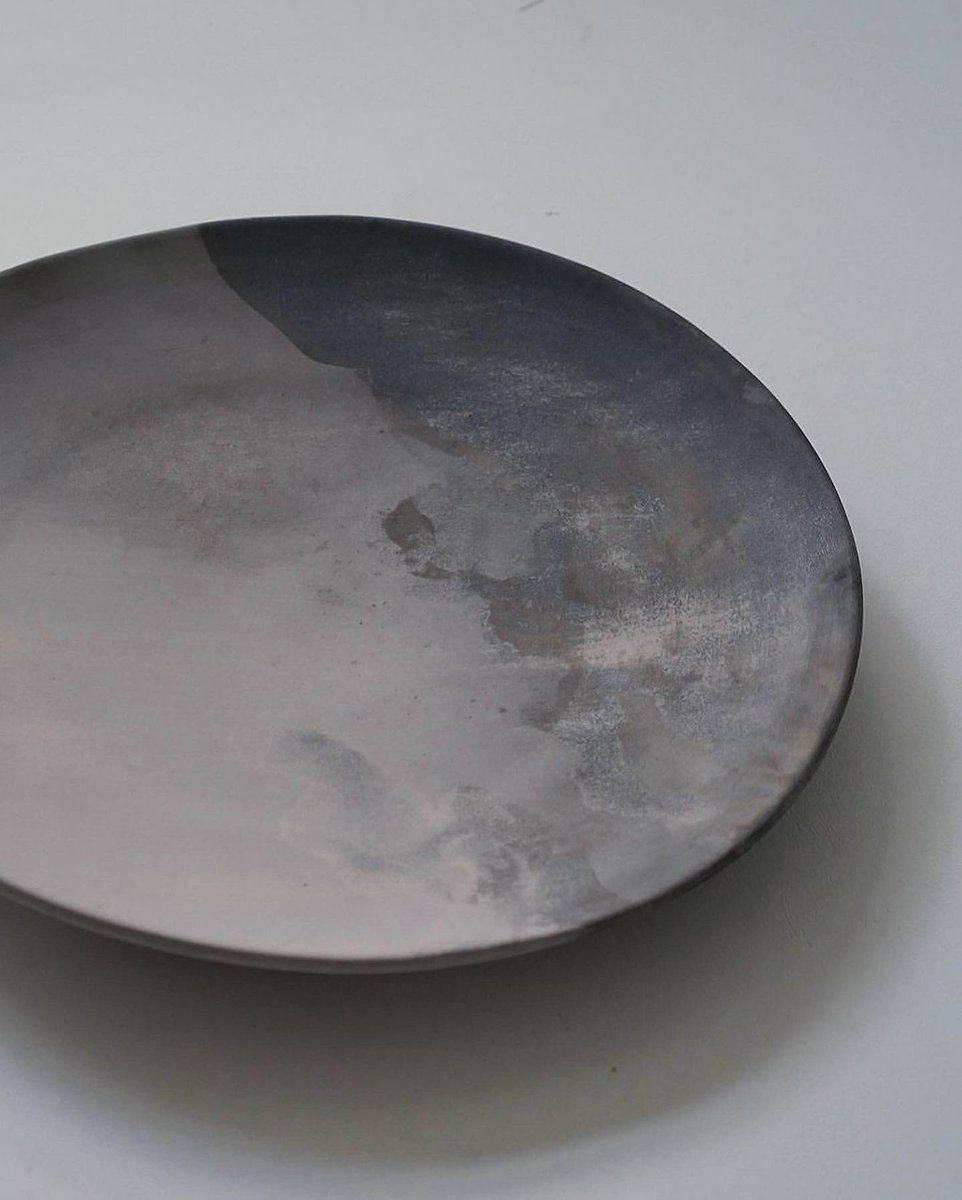 ideot_net's tweet photo. Anna Marie の作品が再入荷いたしました。彼女の器を取り扱い始めて5年になりますが、今年で彼女の制作活動は最後になります。そして当店への入荷も今回が最後です。

この機会に是非ご覧ください。

静寂と躍動が合いまみれた墨画の様な美しさです。

https://t.co/0xDkty7OFG

#ideot  #器 #うつわ https://t.co/IFUCJ3nLYw