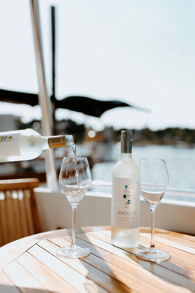 Embrace #NationalWhiteWineDay with a refreshing pour of SEAGLASS, capturing the essence of California's Central Coast in every drop.

Photo by Kayla Dorsey with Katie Perz

Check both these ladies out on Instagram at:
🔗 instagram.com/kayladorseypho…
🔗 instagram.com/blushingwino