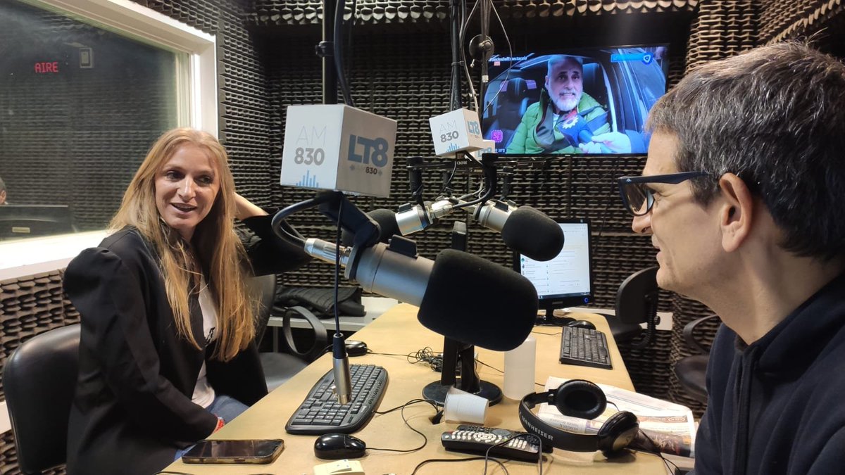 LT8am830's tweet photo. #TodosEnLaOcho l Elecciones: pre candidatos en los estudios de #LT8

🎙️"Queremos que todos los trabajadores tengan un sueldo digno. Estamos a favor de todos los sectores que aporten dinero y trabajo a nuestro país"

👉Florencia Carignano, precandidata a diputada nacional de U.P. https://t.co/I0Wbwb0Kvp