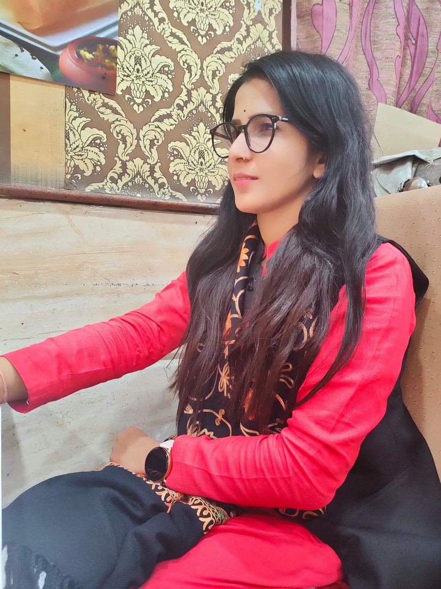 yadavpooja_26's tweet photo. जो  सफ़र  इख्तियार करते हैं 
वो ही दरिया को पार करते हैं https://t.co/mflkDuWz4T