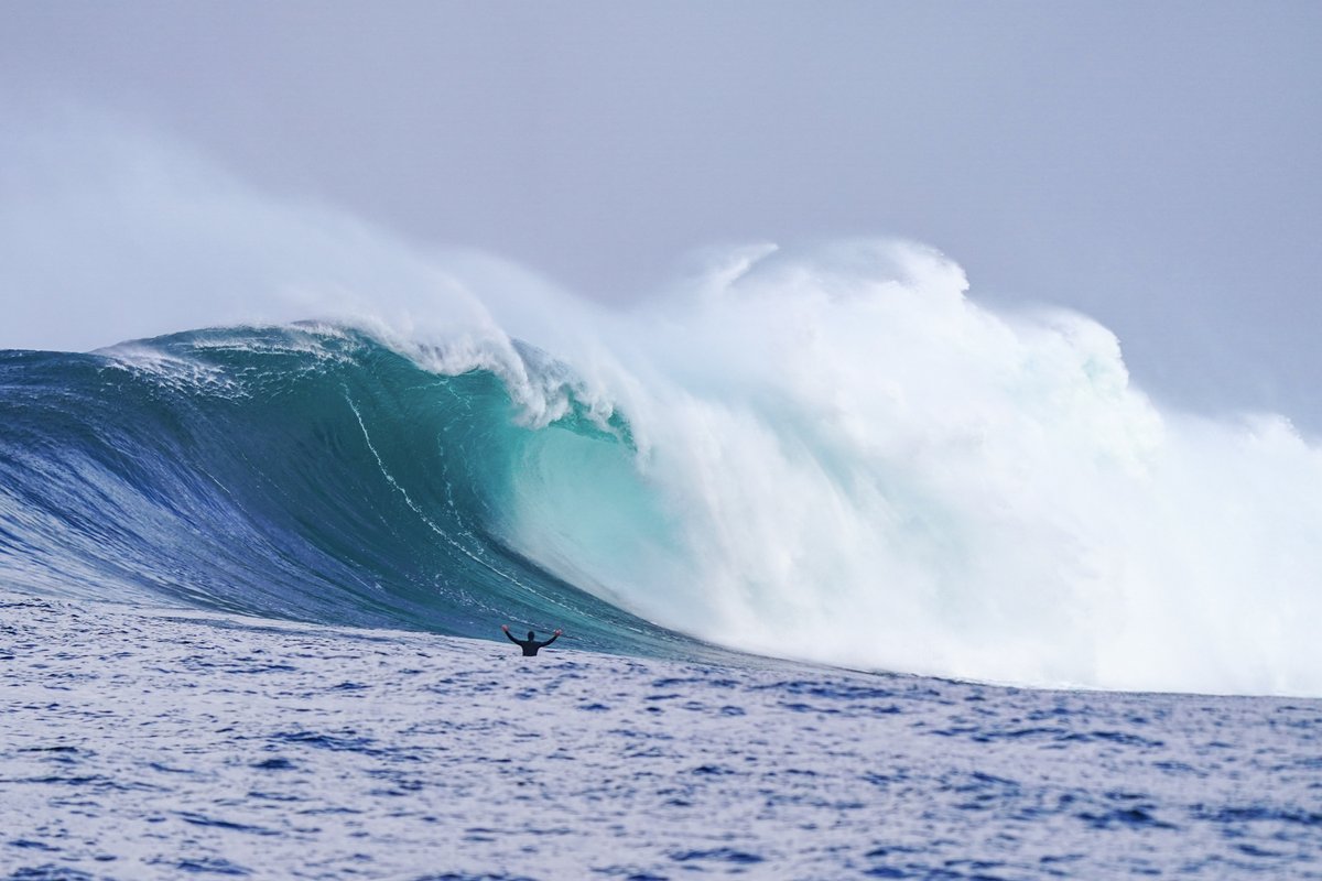 Surfline_EUR's tweet photo. Last week, South Africa's sleepy big wave spot Dungeons finally woke up. Grant 'Twiggy' Baker here was one of the crew ready to go on this thing. The full story, here: https://t.co/DXdiqA05Cv https://t.co/wmSjv057qH