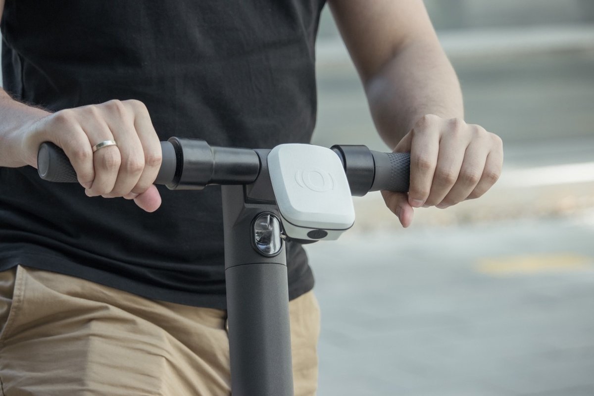 qubithu's tweet photo. Magyar cég fejlesztett olyan kerékpárra és rollerre szerelhető eszköz, amelyik segít abban, hogy az autósok akkor is lássák a közlekedés többi szereplőjét, ha takarásban vannak, rosszak az időjárási viszonyok, vagy nincsenek is a közelben. https://t.co/PJEfSVJAAQ https://t.co/r1kfoaqQBc