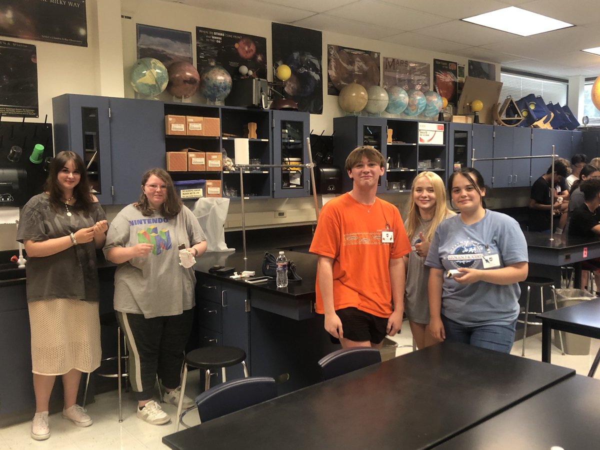 OlatheGeo's tweet photo. Had a great time at our Welcome Back Ice Cream Social last night! Loved welcoming our new Eagles to the nest! #GeoFam #ONTeach @Olathe21st https://t.co/AIztfOv9PS
