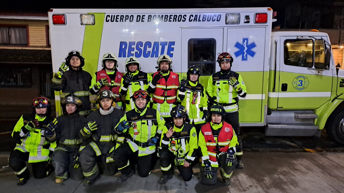 Fotografía de nuestros voluntarios después de ejercicio ordinario de compañía.  #calbuco #bomberos #rescate #unidadderescate #chile