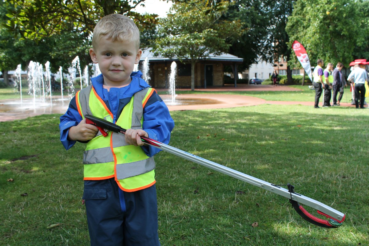 RBWM's tweet photo. 👍Thank you to the little helpers from William Street Nursery  who joined our Community Wardens and senior councillors for a litter-pick in Windsor's Batchelors Acre as part of #LoveParks week.👏 Orinoco the Womble even popped over from Windsor Library to congratulate the team! https://t.co/0F1DPXkjyS