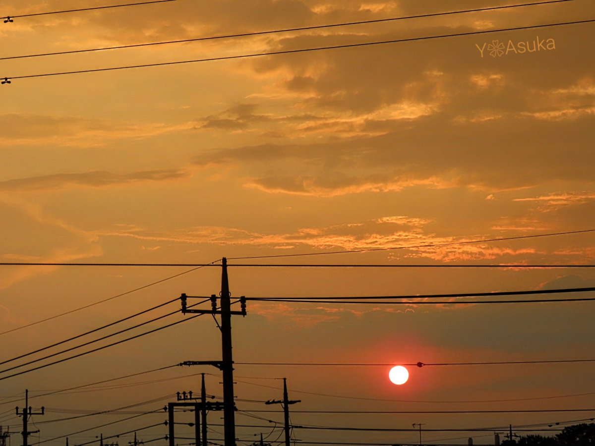 yumeasutw's tweet photo. オレンジ色に焼けました🟧✨

お疲れ様です🏁
雲が広がる日の入り間近🌇
厚い雲を抜けた #夕日 が
西の空をオレンジに
染め上げました🟧
雲の縁はキラキラ黄金色✨

#空の名前
#天気の図鑑 #雲の超図鑑 #雲友の会
#マジックアワー #ゴールデンアワー #sunset
#a2023 #a0804 #a202308 https://t.co/qGI2VfuGGt