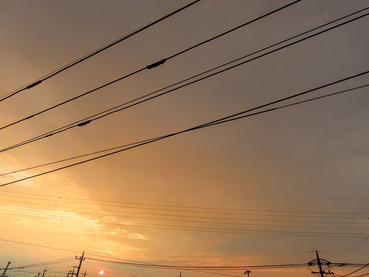yumeasutw's tweet photo. オレンジ色に焼けました🟧✨

お疲れ様です🏁
雲が広がる日の入り間近🌇
厚い雲を抜けた #夕日 が
西の空をオレンジに
染め上げました🟧
雲の縁はキラキラ黄金色✨

#空の名前
#天気の図鑑 #雲の超図鑑 #雲友の会
#マジックアワー #ゴールデンアワー #sunset
#a2023 #a0804 #a202308 https://t.co/qGI2VfuGGt
