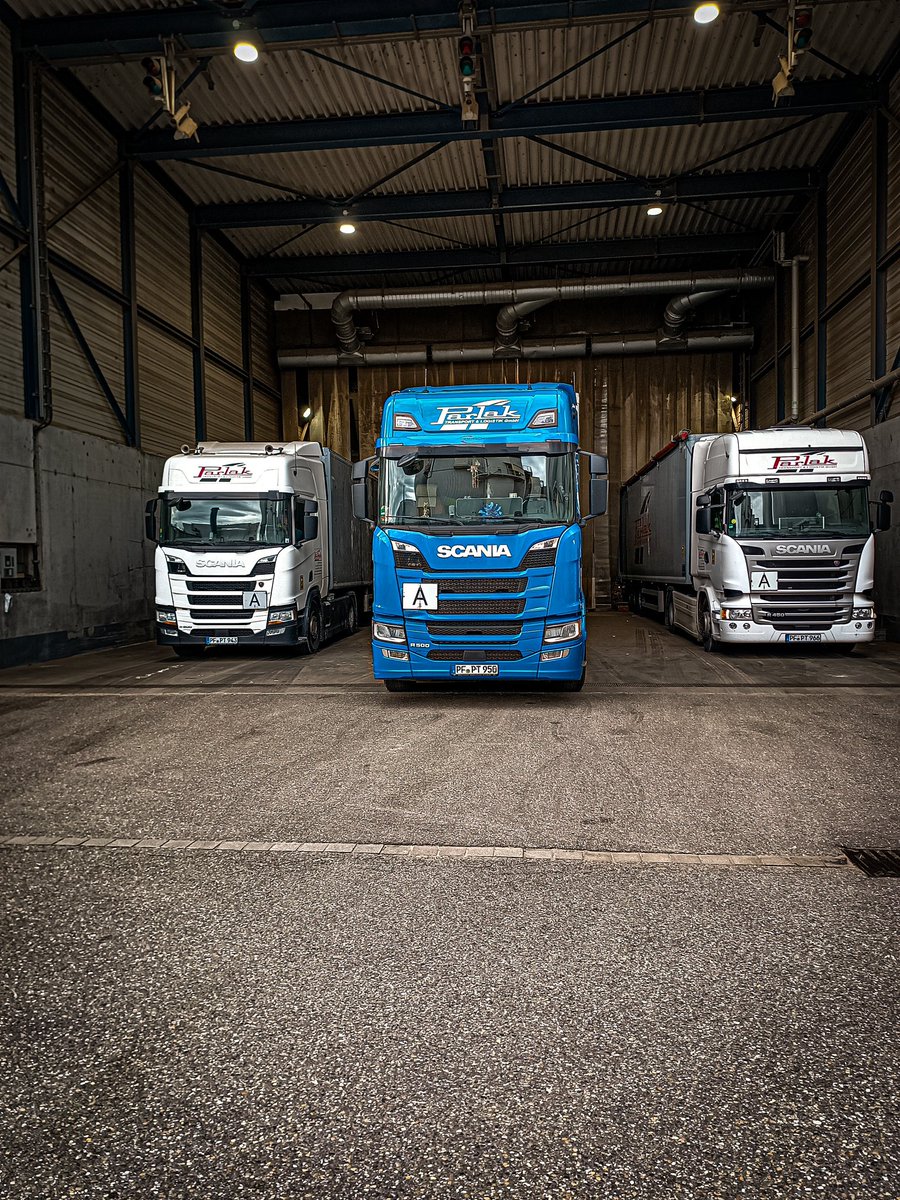 Heute haben wir für unsere Kunden insgesamt ca. 900 Tonnen Abfall befördert. Wir wünschen euch allen ein schönes und erholsames Wochenende!     #recycling #abfall #abfallwirtschaft #waste #scania #walkingfloor #schubboden #badenwürttemberg #Umwelt