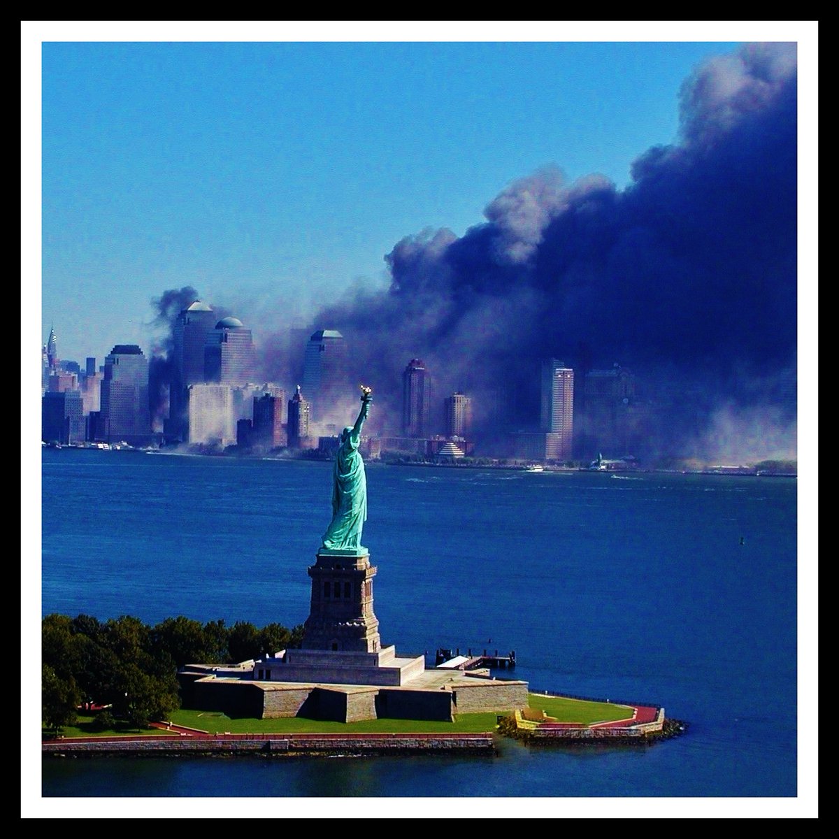 repertorio's tweet photo. Mi madre, de Marsella Chicago y Roma para alejar las tinieblas de la destrucción; de Massachusetts Irlanda y Dinamarca para atraer las tinieblas de la destrucción. Eres una mujer de contrastes, de amor y odio, luz y sombra, pero eres mi madre y te amo más que a nada en el mundo. https://t.co/daWKvvTqiY