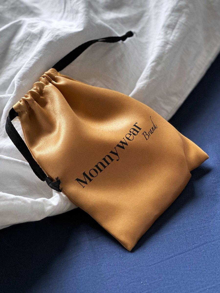 ⭐️ ปิดจุกว่าเลิชแล้วแต่บราซิลิโคนปีกนกคือจึ้งกว่า ป้ายยาเลย ด้วยความกาว ความพื้นที่บราเยอะกว่าแบบใส่แล้วมั่นใจมาก สบายสุด แล้วอยู่ทั้งวัน กันน้ำกันเหงื่อ อันนี้ของ monywear นะ มีขนาดคัพให้เลือกหลาย size ชอบที่ขอบมันบางละเนียนไปกับผิว บอกเลยของมันต้องมี มาพร้อมถุงผ้า พกพาสะดวก ♡