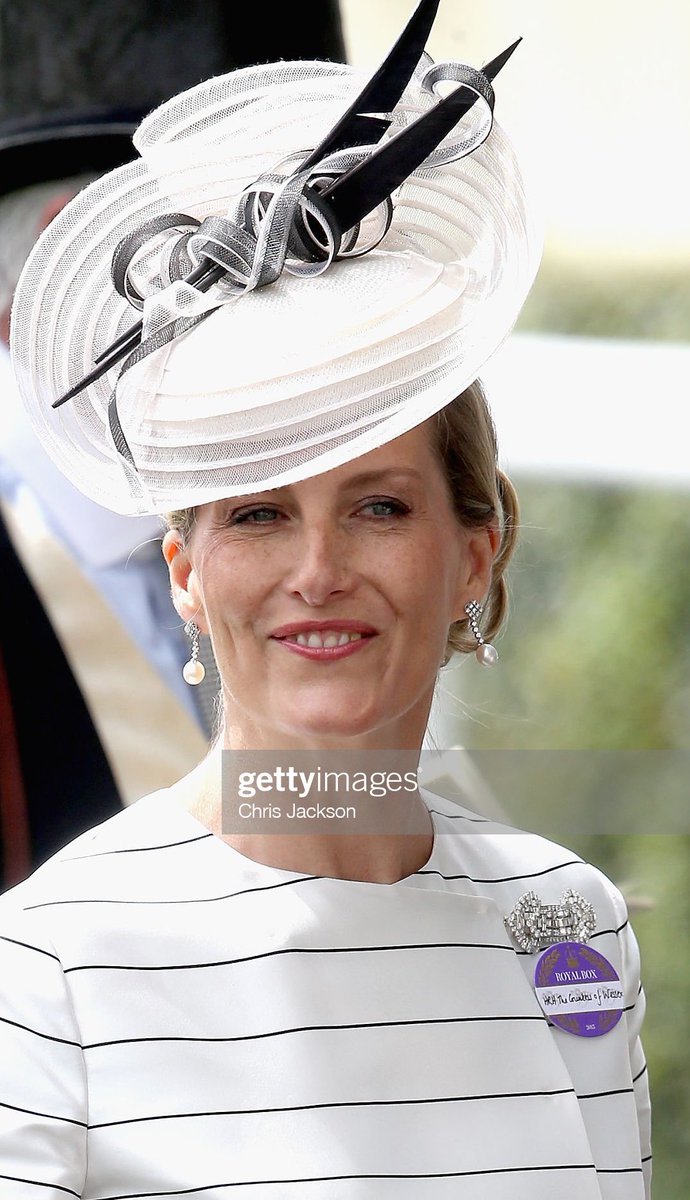 ✨ The Queen Mother was born #OTD in 1900. The QM gifted Sophie, on the occasion of her marriage to Edward, with a beautiful double clipped brooch that belonged to her. The Duchess of Edinburgh wore it multiple times since then, like in Ascot, in 2015 📸 Chris Jackson/Getty