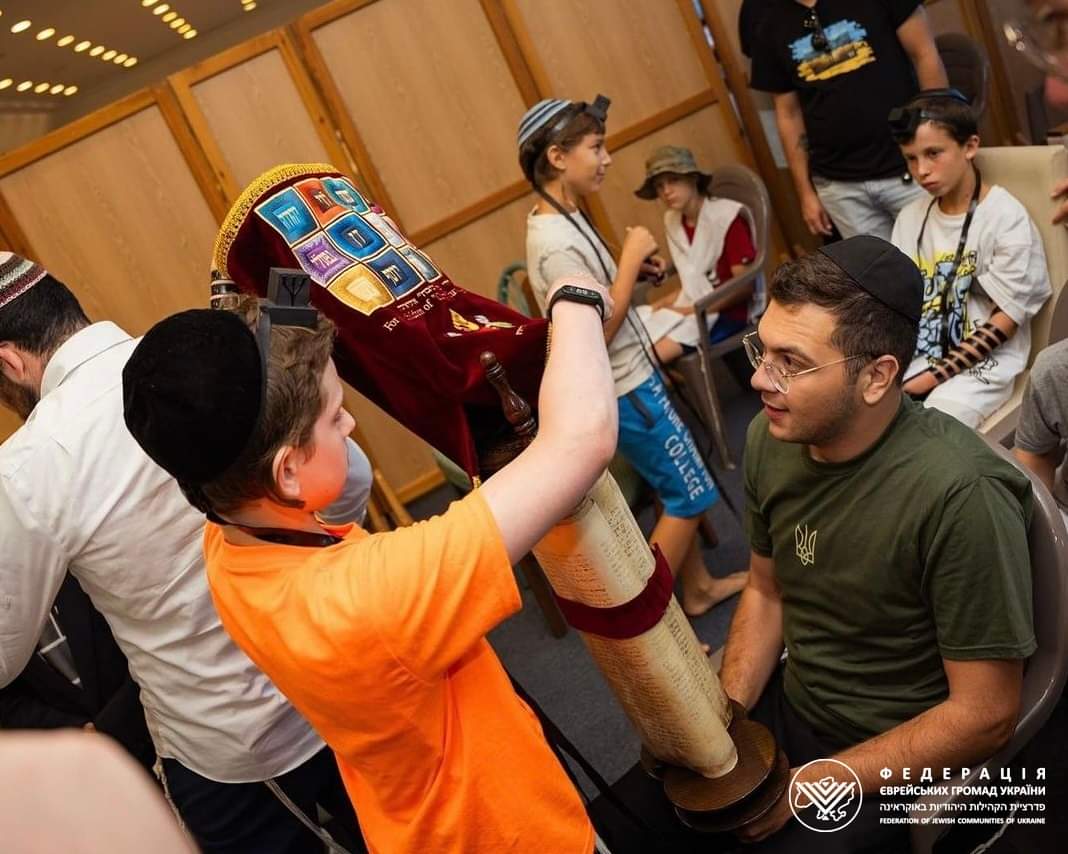 FJCU's tweet photo. 🕯Embrace the magic of Friday afternoons at «#Machne_Chabad»! Campers unite to cherish traditions and welcome the Shabbat spirit. #Shabbat Shalom from our wonderful camp for Ukrainian IDPs on the shores of Lake #Balaton in #Hungary! https://t.co/eJi9UdBPS0