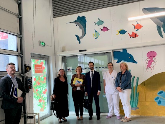 ars_grand_est's tweet photo. 🔹 #ARS51 Visite du DGA @ars_grand_est A.Bernay accompagné de la Dir. Adjointe de l'offre #sanitaire V.Floquet au @CHUdeReims et à la maison médicale de garde de #Reims
🤝 bonne coopération ville / hôpital : la #MMG permet de fluidifier l’accès aux #soins non programmé
#SAMU51 https://t.co/1hpWytNryj
