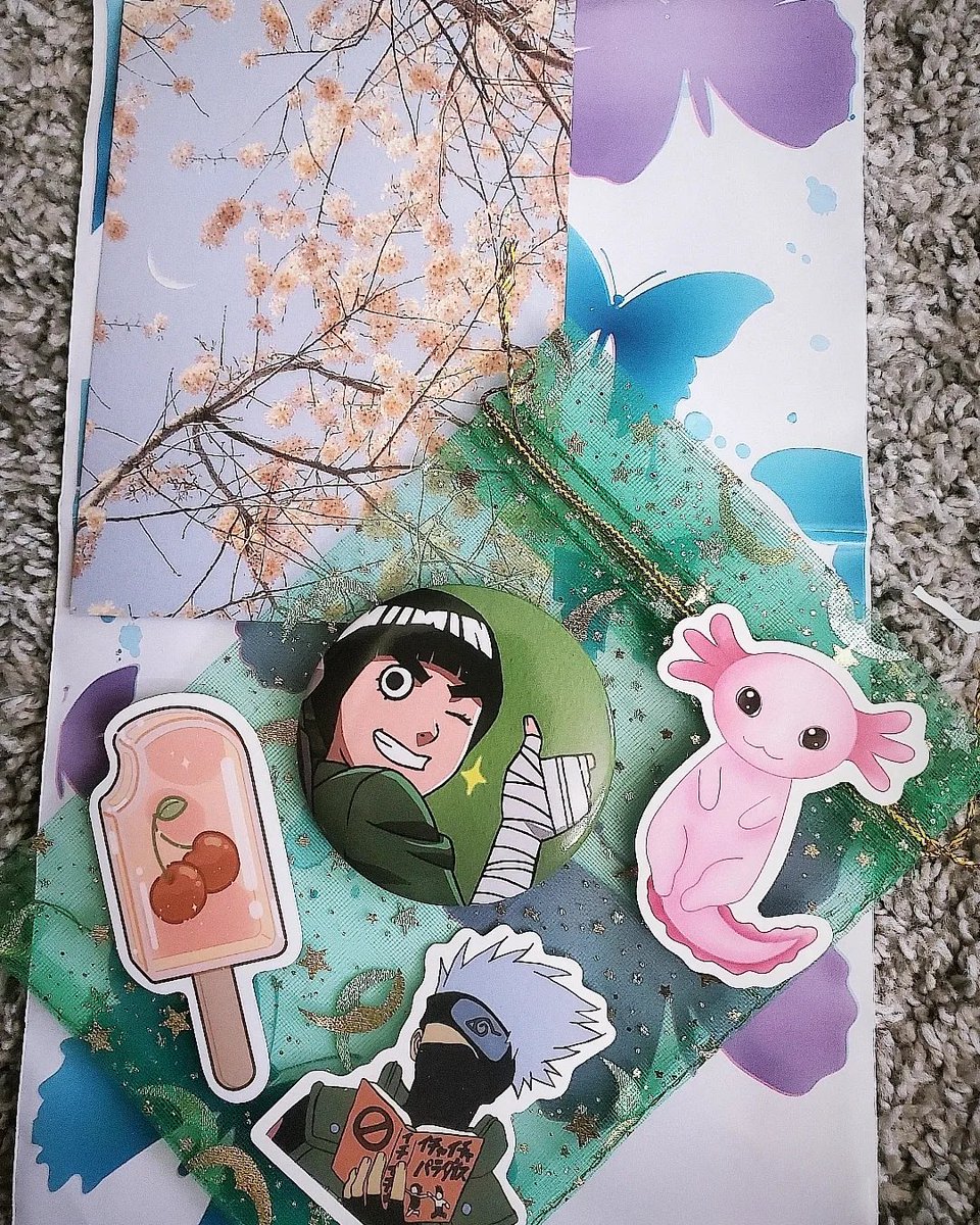 AnxietyGothLife's tweet image. 2 buttons orders this week mean progress 🙏🏻✨️ #packingorders #smallbusiness #buttonmaking #bigbuttonsclub #anxietygoth #anime #onepiece #naruto #rocklee #TrafalgarLaw