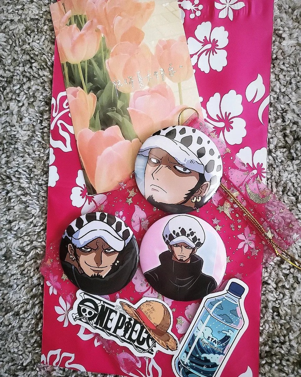 AnxietyGothLife's tweet image. 2 buttons orders this week mean progress 🙏🏻✨️ #packingorders #smallbusiness #buttonmaking #bigbuttonsclub #anxietygoth #anime #onepiece #naruto #rocklee #TrafalgarLaw