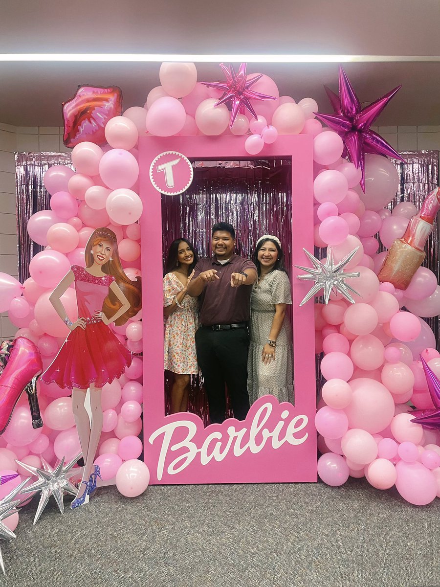 iLife_ShellFCU's tweet image. Having the best time @ Tomball Junior High! 
Swipe to see our Barbie cameo! 🎀
#iLife #ShellFederalCreditUnion