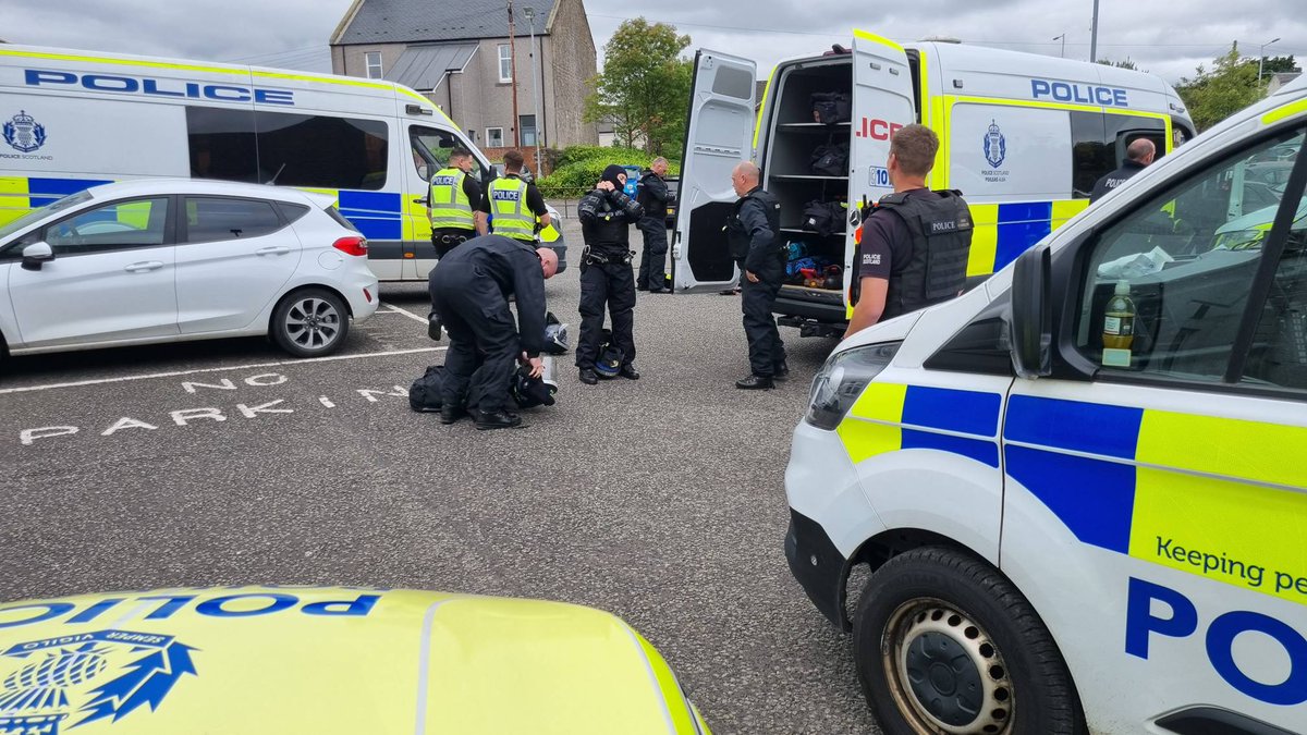 👮‍♂️In the Community👮‍♂️

Officers in West Fife have executed a number of drug search warrants today in Ballingry, Dunfermline & Rosyth.

3 persons arrested✅️
4 figure £ sum of class A drugs seized✅️
Class B drugs seized✅️
Cash seized✅️
Weapons seized✅️

#KeepingPeopleSafe