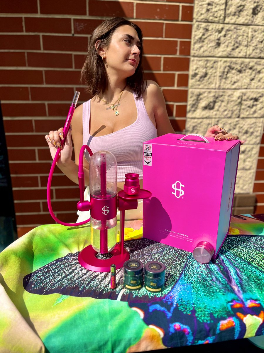 WildLeafTobacco's tweet photo. Wild Leaf Tobacco has amazing Studenglass Gravity Bongs and flower by Stoney Branch grown locally here in Illinois! More studenglass content coming soon! #studenglass #gravitybong #stonerchick #prettypothead #wildleaf #smokeshop https://t.co/0KEQyX7p9c