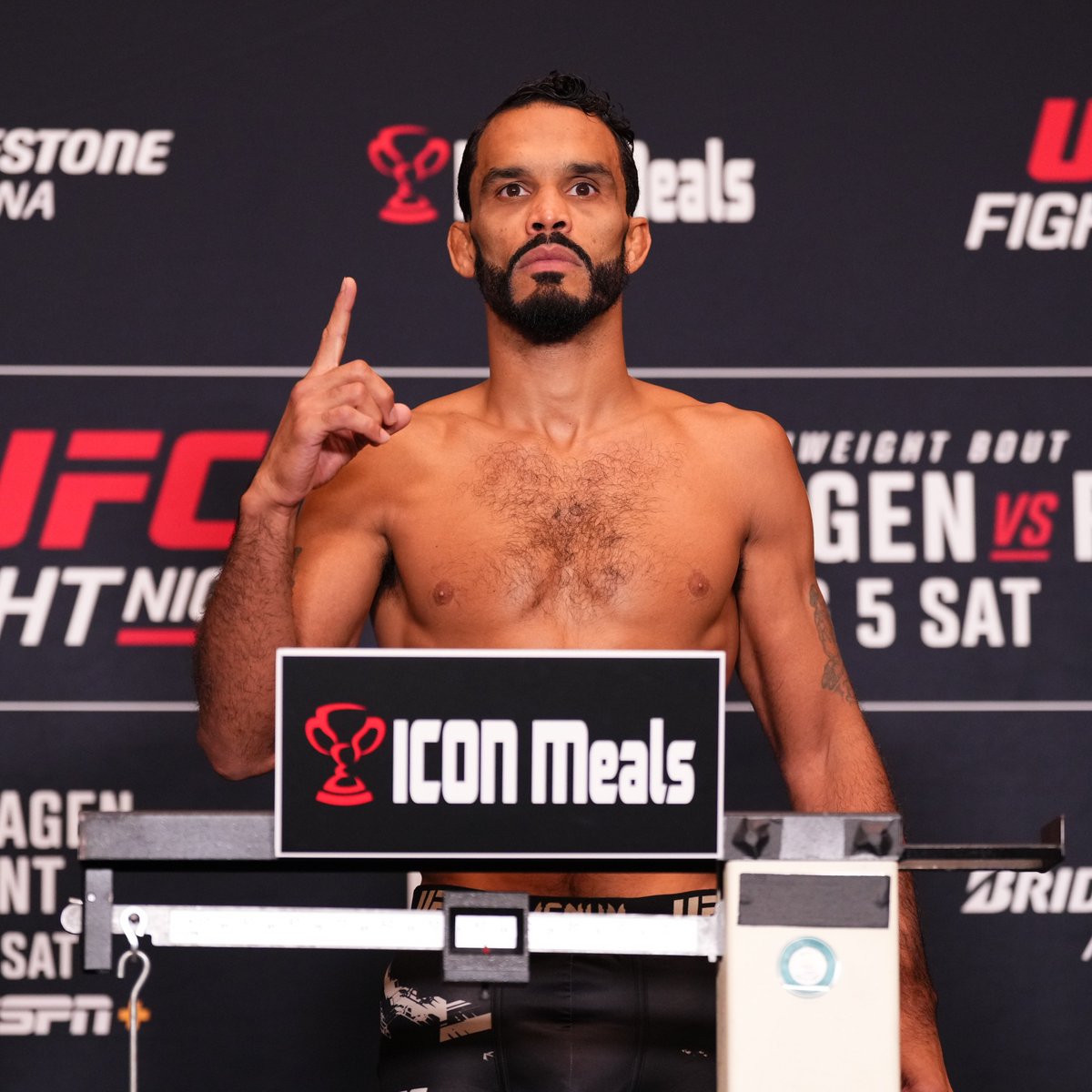 Making our main event official @RobSFont hits the scale at 139 pounds 🚨 #UFCNashville | TOMORROW | Live on @ESPN & @ESPNPlus 📺