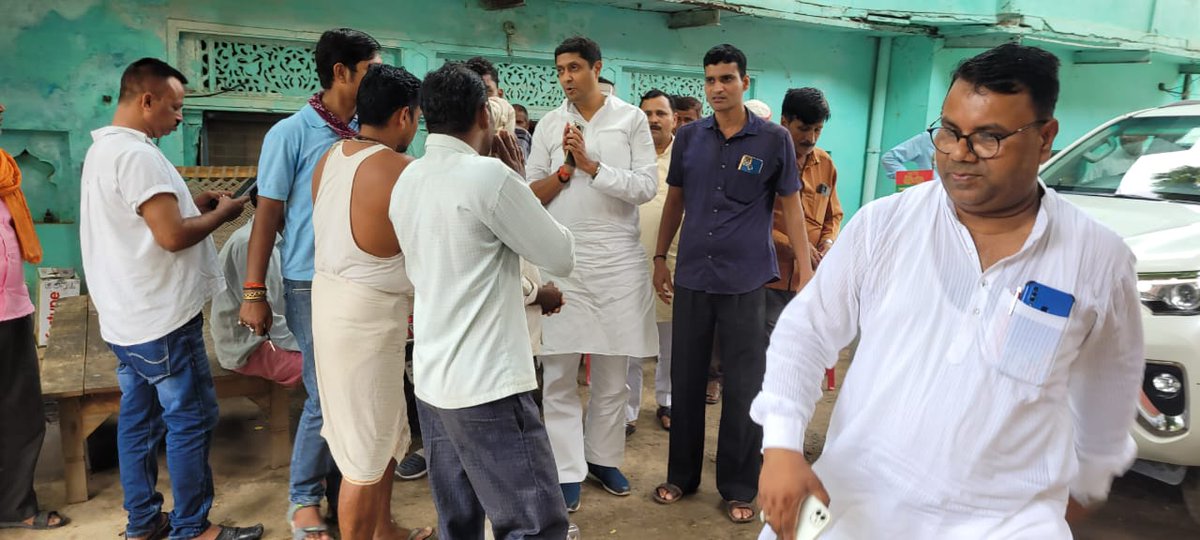 UjjwalMP's tweet photo. आज करछना अंतर्गत ग्राम #घोडेडीह में लव तिवारी जी के पिताजी के निधन उपरांत उनके आवास पहुँचकर शोक व्यक्त किया । https://t.co/Ef0GvtFJv6
