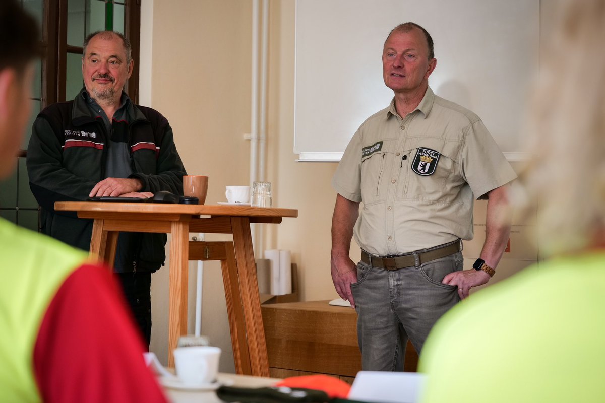 Herzlich Willkommen bei den #BerlinerForsten! Der Direktor der Berliner Forsten hat heute 8 neue Forstwirt-Azubis willkommen geheißen. Die drei Frauen &amp; fünf Männer lernen nun alles über die naturgemäße Entwicklung &amp; Pflege des Berliner Erholungswaldes. #Forstwirtschaft #Berlin