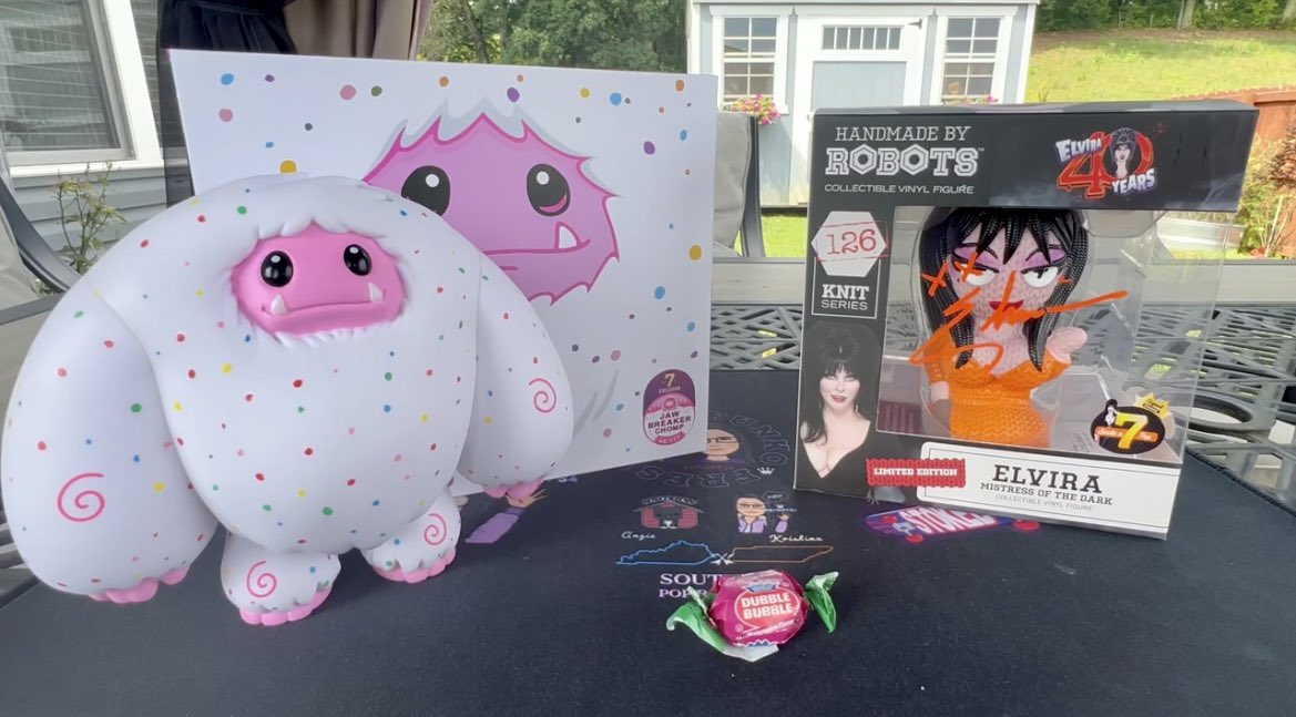 KristinaPhipps's tweet photo. Pretty stoked! @AbominableToys Jawbreaker Chomp & @hmadebrobots Autographed Elvria from @7BucksAPop Woot Woot! Watch the unboxing here https://t.co/knd3kjIbW5 #7bap #abominablechomp #hmbr #sdcc2023 #elvria #jawbreakerchomp #unboxingvideo #abominabletoys https://t.co/wAnjLdjygW
