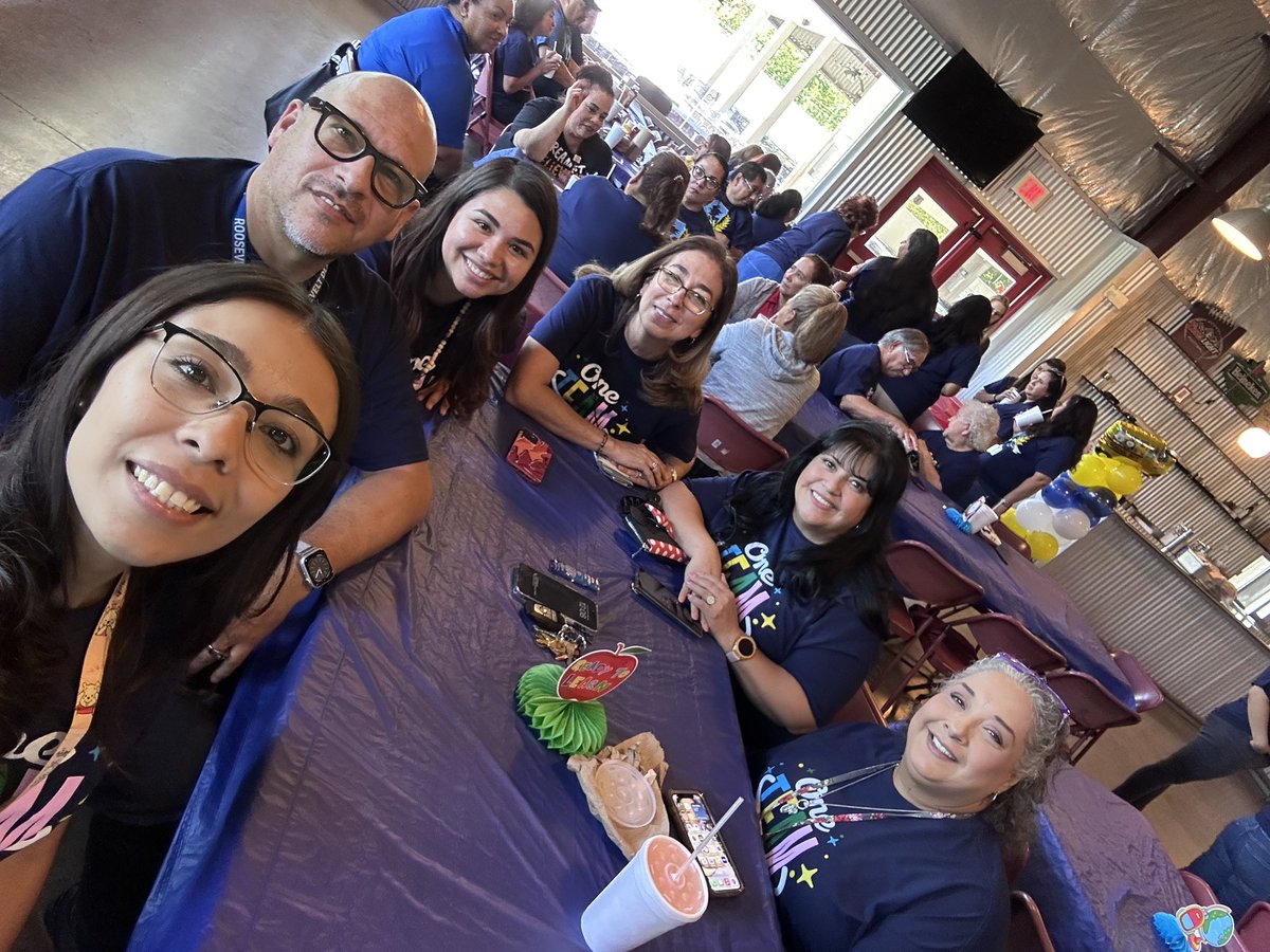 DoraDominguez01's tweet photo. RDLA Kínder and 1st Grade teams enjoying lunch! @RooseveltDLA @mnavarro23_e @cjramirez_j @gzal57 @LesleyReazolaM @RogerAlvarado @MartinezMiriamR https://t.co/ymSRezUR1N