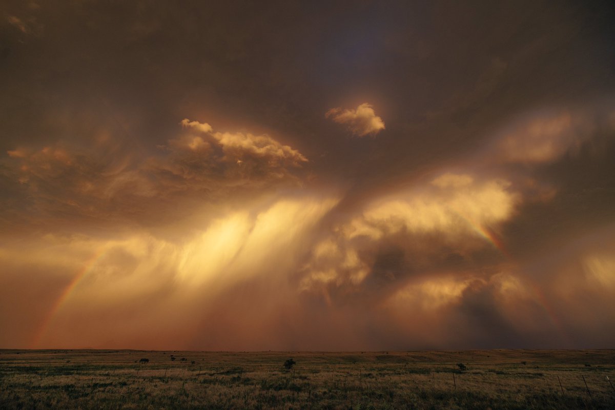 CodyMayer22's tweet photo. monsoon sunsets https://t.co/A260WcfI2M