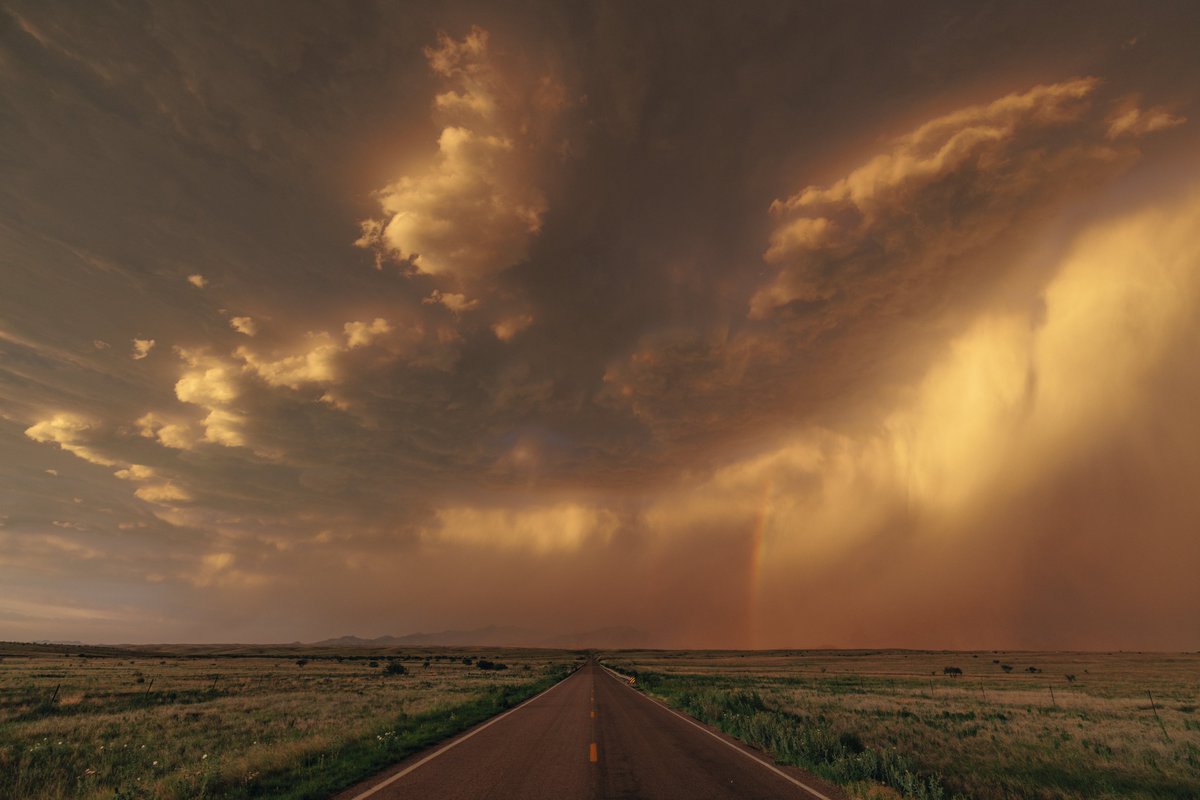 CodyMayer22's tweet photo. monsoon sunsets https://t.co/A260WcfI2M