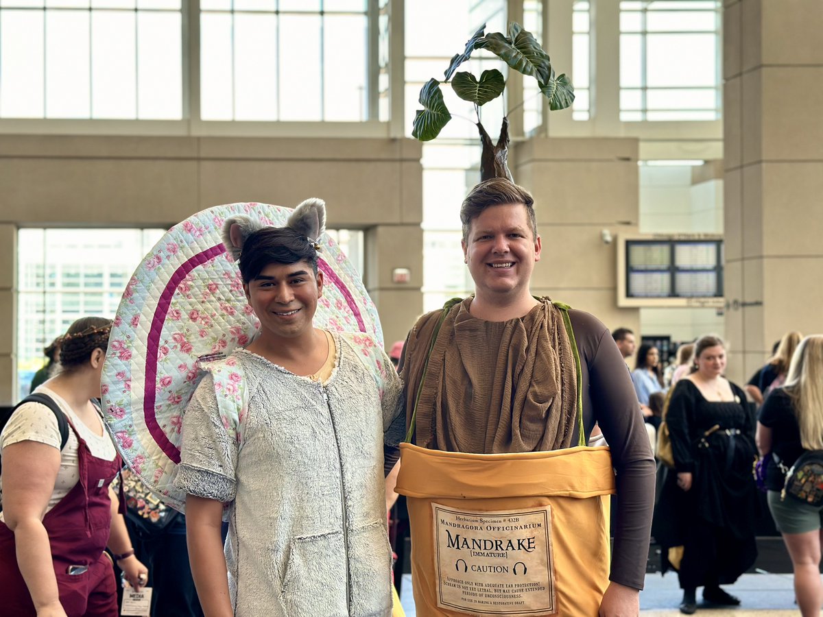 LeakyCon's tweet photo. Welcome back #LeakyCon, we missed you! Comment a “😊” below if we will see you this weekend!

#leakyconchicago #fanconvention #fandom https://t.co/7bqGCiKST4