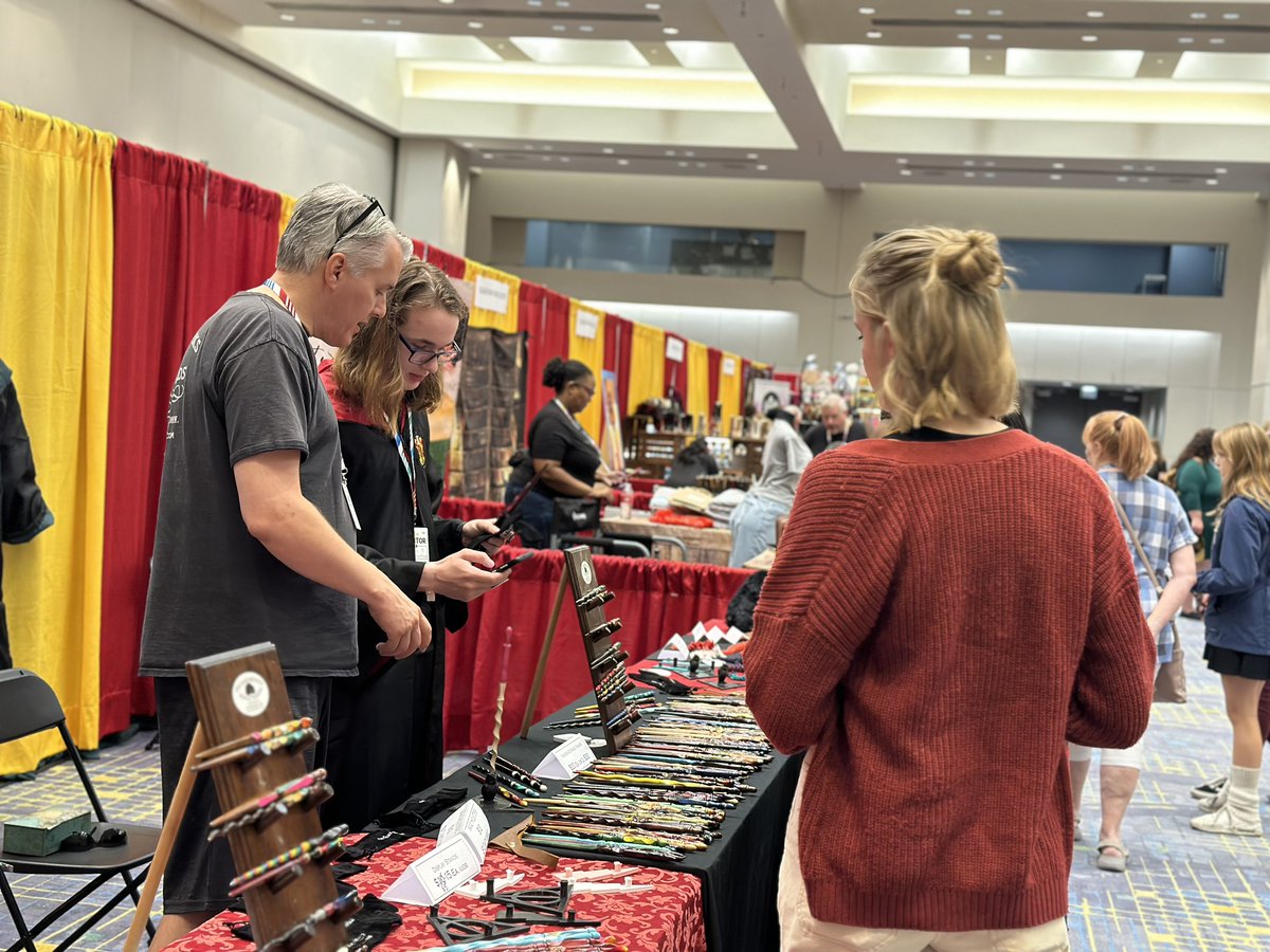 LeakyCon's tweet photo. Welcome back #LeakyCon, we missed you! Comment a “😊” below if we will see you this weekend!

#leakyconchicago #fanconvention #fandom https://t.co/7bqGCiKST4