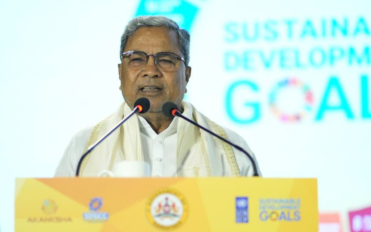 UNDP_India's tweet photo. #CSR for better Education📚 .

@CMofKarnataka, Sh. @siddaramaiah chaired a conclave by Dept of Planning, @sdgcckar &amp; @UNDP🇮🇳 to improve education through CSR.

@istschan, Dy Head, @UNDP_India received a Certificate of Appreciation from Sh. Govinda Raju, Political Secretary to CM. https://t.co/4Q5NYLjESE
