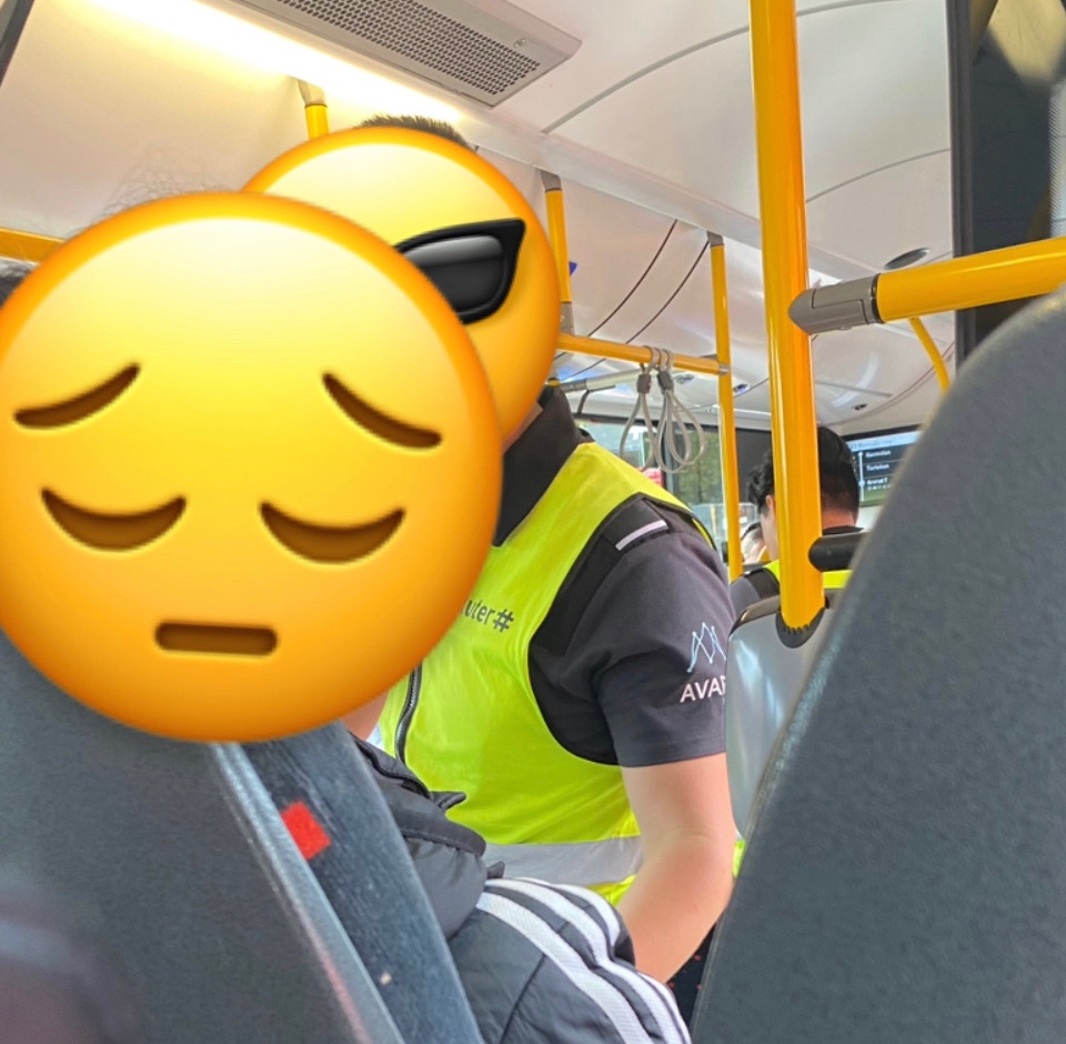 GroHarlemShake's tweet image. Hvor mange av @Ruter sine ruter har “tilfeldig kontroll” i flere timer hver eneste dag egentlig? Fordi her på Grorud er det mindre tilfeldig kontroll og mer systematisk profilering av fattige og brune nabolag.