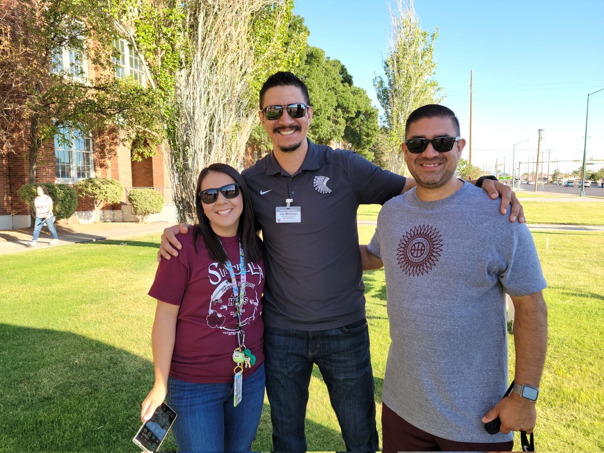 YsletaHS's tweet photo. Welcome Back Rally with some of our amazing faculty and staff 🏹 #BOWUP #IndianPride #YsletaMentality https://t.co/TWLfjvEQHl