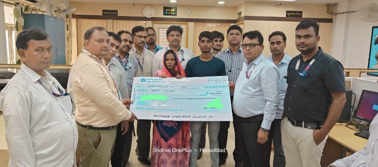 CGMSBILuc's tweet photo. @sbigeneral की #GPAI योजना के तहत आज @TheOfficialSBI दुबहर शाखा के खाता धारक जिनकी दुर्भाग्यपूर्ण मृत्य का हमें अत्यंत खेद है,के आश्रित के बचत खाते मे दुर्घटना मृत्यु बीमा कवर की ₹20,00,000 (बीस लाख रुपया)की राशि हस्तातंरित की गई | @myogiadityanath @UPGovt @DFS_India  @dmballia https://t.co/ON3tnb1qq4